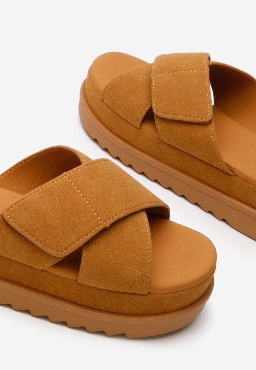 Papuci cu platformă Petronyla camel
