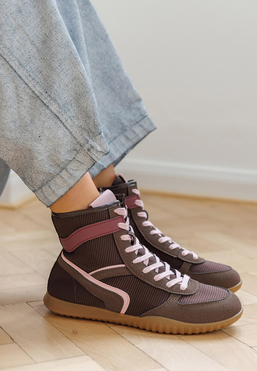 Tenisi inalti dama Daine maro